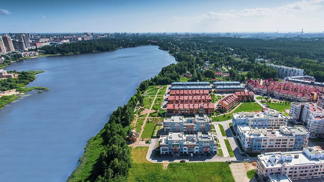 Квартал «БФА в Озерках» с высоты между озером и парком
